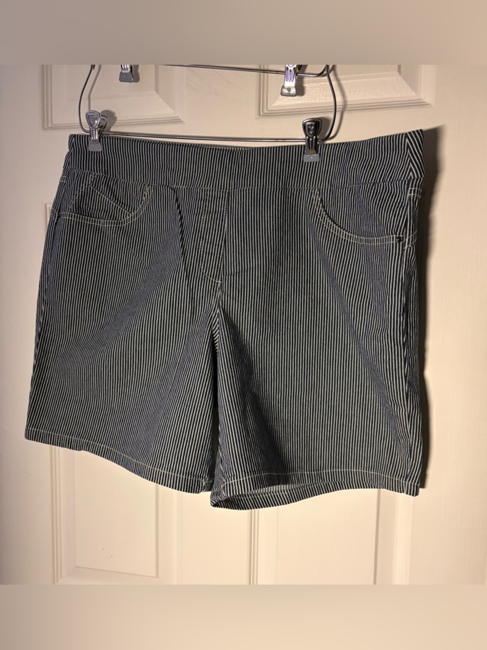 Liz Claiborne Striped Navy and White Women’s Shorts